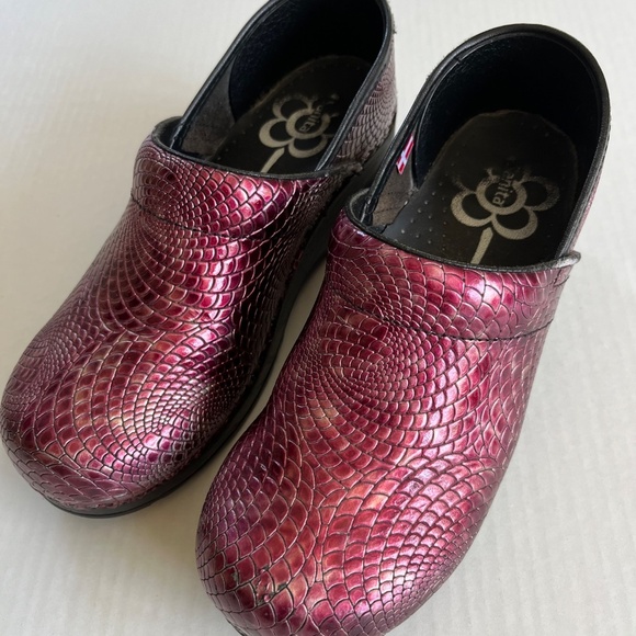 Sanita Clogs Sz 7 in USA Leather Metallic Danish Fuchsia Slip On Shoes - Picture 2 of 10